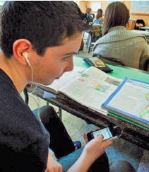 È ora di umanizzare la vita digitale - L’idea di usare anche in classe lo smartphone