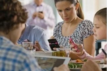 A Treviso lo studio sulla famiglia ai tempi di WhatsApp: ingiusto demonizzare la rete