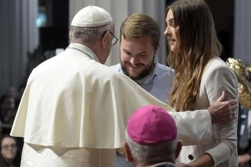 Il Papa alle coppie: ecco come Dio vi aiuta a essere fedeli e innamorati