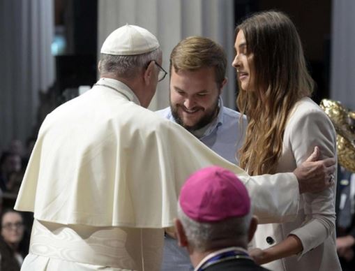 Il Papa alle coppie: ecco come Dio vi aiuta a essere fedeli e innamorati