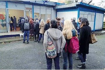 Genitori in fila per un voto e molto altro: la passione educativa