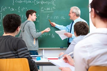 Subito anche la procedura straordinaria per la abilitazione dei precari delle scuole paritarie. Basta discriminazioni.