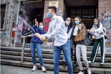 Paritarie, un flash mob davanti alla Camera Il Pd spinge per i fondi