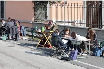 DALLE FAMIGLIE UNA CHIARA RICHIESTA: APRIAMO LE SCUOLE