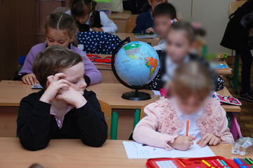 «Classi divise in due». È bufera
